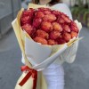 25 красно-желтых роз Боргат 50 см